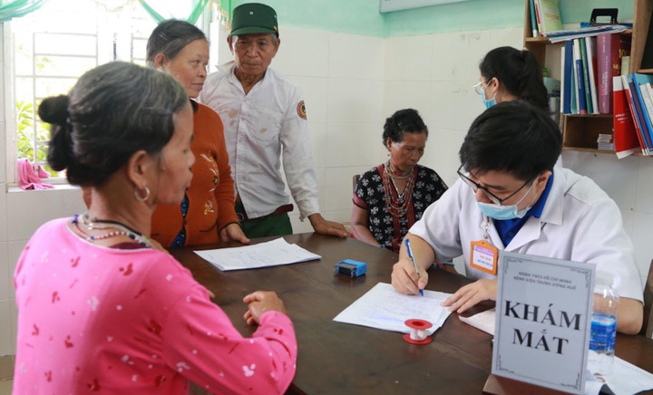 Người nghèo, đồng bào dân tộc thiểu số ở huyện miền núi Nam Đông (Thừa Thiên - Huế) đang được khám, chữa bệnh miễn phí. (Ảnh: Cái Văn Long)