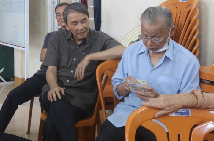 Người dân TP Đồng Hới (Quảng Bình) phấn khởi khi lương hưu tăng theo mức hưởng mới. (Ảnh: Huy Hương)