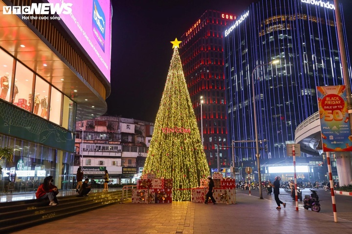 Trước Vincom Center Phạm Ngọc Thạch (quận Đống Đa) xuất hiện một cây thông Noel khổng lồ cao khoảng 10 mét, được trang hoàng rất cầu kỳ. (Ảnh: Minh Đức)
