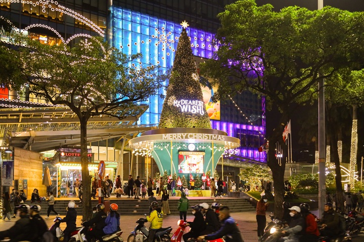 Trước cửa trung tâm thương mại Lotte Center (phố Đào Tấn, quận Ba Đình), cây thông Noel nhiều sắc màu làm sáng rực một góc phố. (Ảnh: Minh Đức)
