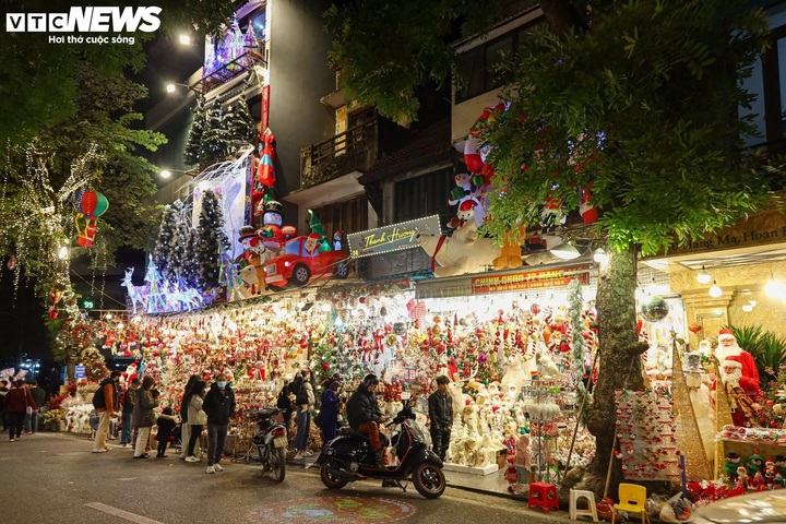 Phố Hàng Mã rực rỡ đồ trang trí Giáng sinh như vòng nguyệt quế, cây thông Noel, hươu tuần lộc, đồ chơi ông già Noel..., là một địa điểm đi chơi Noel ở Hà Nội. (Ảnh: Minh Đức)