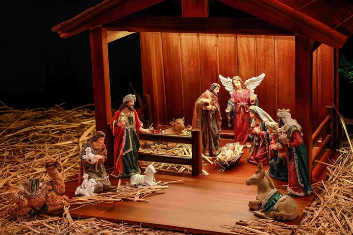 Chúa Jesus được sinh ra ở chuồng gia súc trong một đêm tối mùa đông. (Ảnh: livingwords)