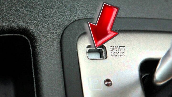 Nút Shift Lock trên xe số tự động. (Ảnh minh họa).