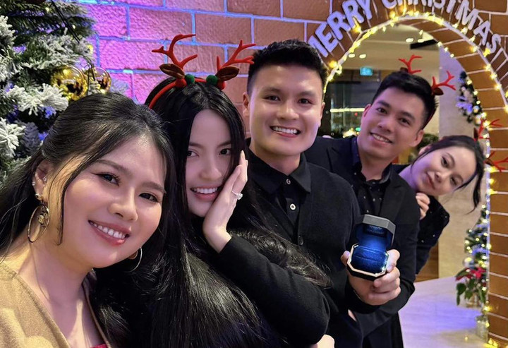 Tối 19/12, xuất hiện tin đồn Nguyễn Quang Hải cầu hôn bạn gái Chu Thanh Huyền. Tấm ảnh có sự xuất hiện của một số bạn bè. Thanh Huyền đeo nhẫn ở ngón tay áp út.