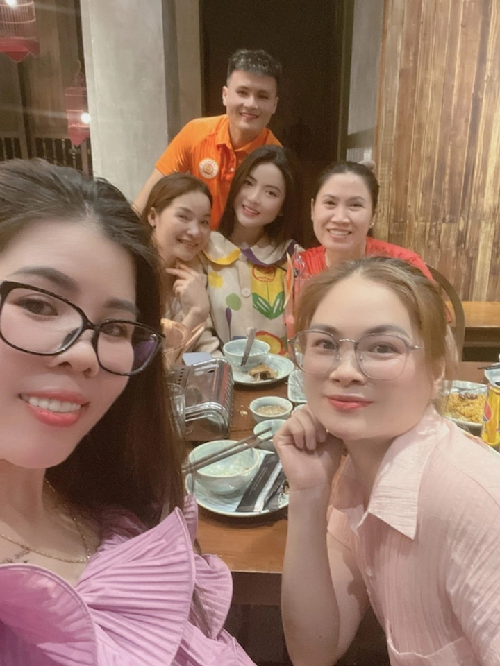 Dù vậy, việc công khai chuyện tình hay không cũng không ảnh hưởng đến Quang Hải và Chu Thanh Huyền. Họ đang dần tiến tới đích đến của hạnh phúc.