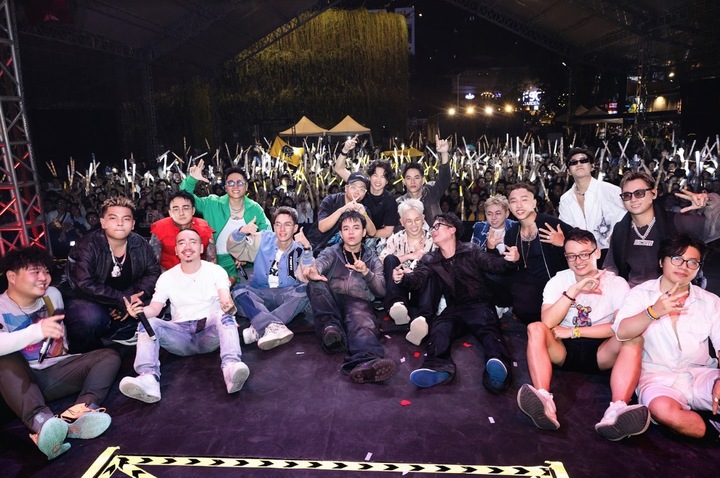 B Ray cùng các thành viên Rap Việt.