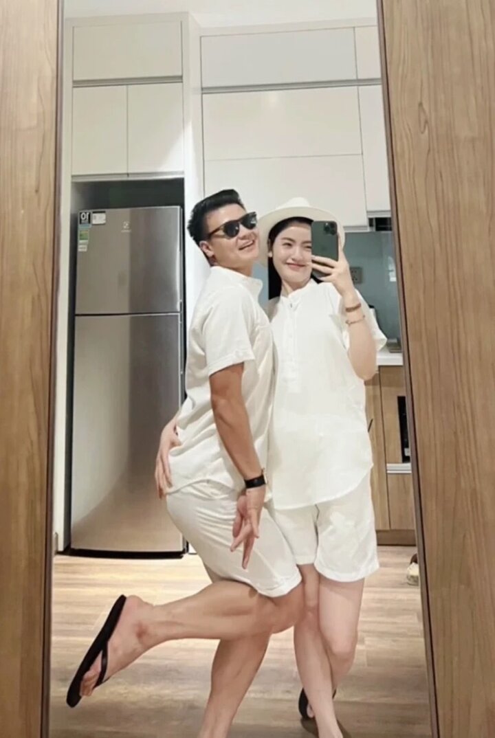 Quang Hải và Thanh Huyền hẹn hò từ năm 2021. Dù thường xuyên đi cùng nhau, chưa bao giờ cặp đôi này công khai mối quan hệ trên mạng.
