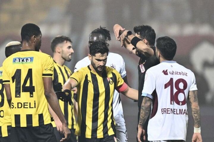 Cầu thủ Istanbulspor (áo vàng, đen) bỏ trận. Ảnh: Getty.