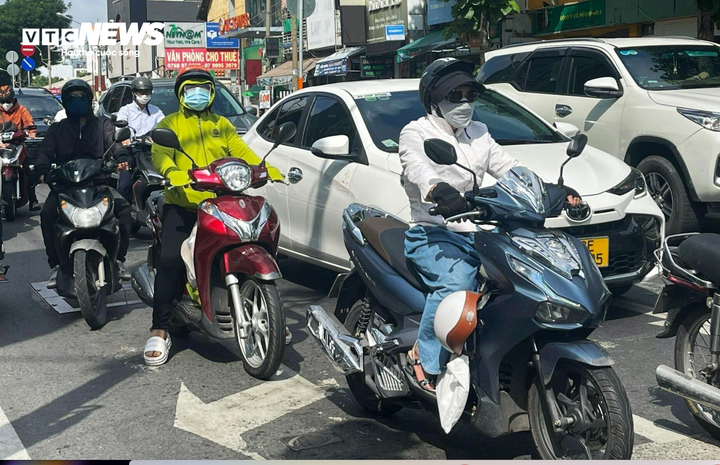 TP.HCM liên tiếp nắng nóng những ngày qua dù đã cận kề Giáng sinh.