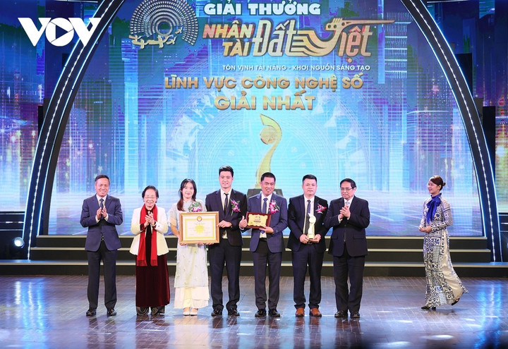 Thủ tướng Phạm Minh Chính trao giải Nhất giải thưởng Nhân tài Đất Việt cho các tác giả, nhóm tác giả xuất sắc.