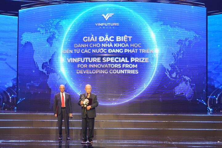 GS Gurdev Sinh Khush (trái) và GS Võ Tòng Xuân nhận giải đặc biệt dành cho nhà khoa học đến từ các nước đang phát triển.