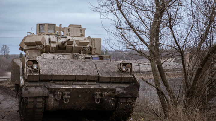 Xe chiến đấu bộ binh Bradley được Mỹ viện trợ cho Ukraine. (Ảnh: Anadolu)