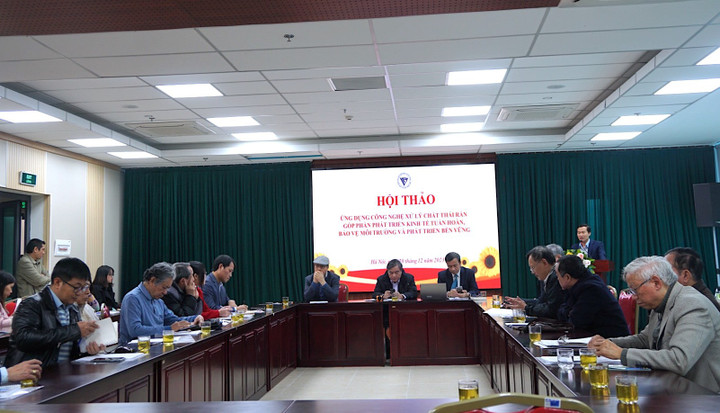 Các đại biểu tham dự hội thảo Ứng dụng công nghệ xử lý chất thải rắn.