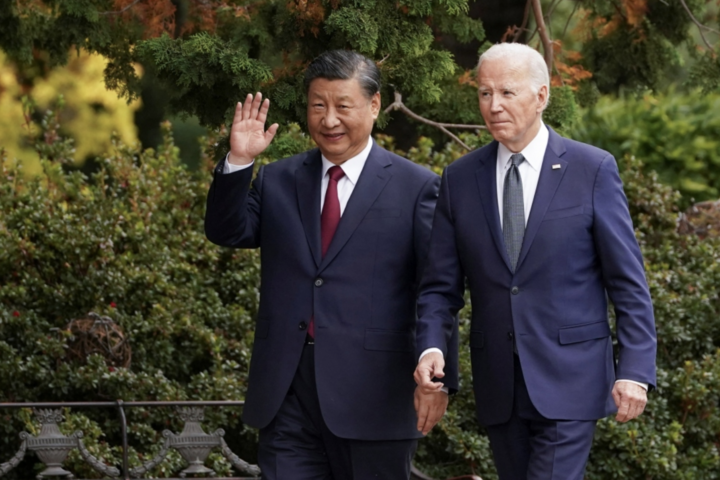 Ông Tập Cận Bình và ông Joe Biden cùng đi dạo sau bữa trưa trong khuôn viên điền trang Fioli. (Ảnh: Reuters)