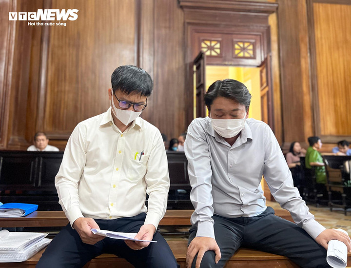 Bị cáo Nguyễn Văn Tùng (trái) bị đề nghị mức án 8 - 9 năm tù, bị cáo Nguyễn Quốc Tuấn bị đề nghị mức án 7 - 8 năm tù. (Ảnh: Hoàng Thọ)