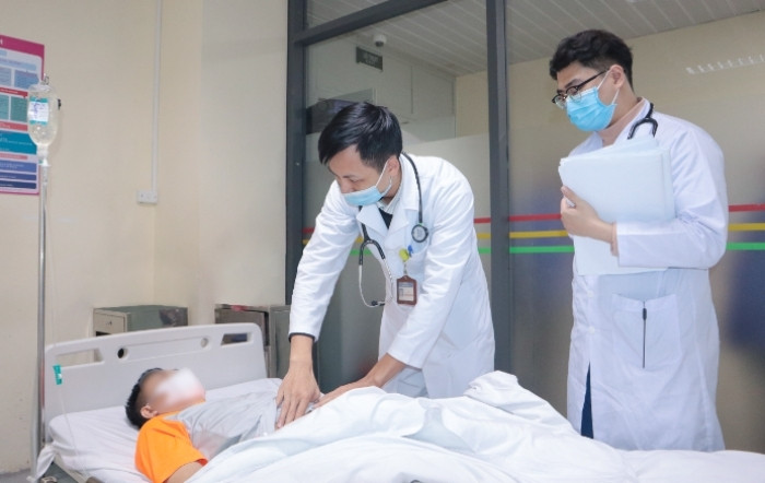 Bác sĩ thăm khám cho người bệnh đột quỵ.