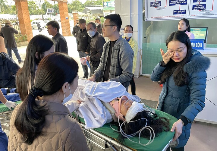 Một học sinh bị thương nặng phải chuyển ra Hà Nội chữa trị.