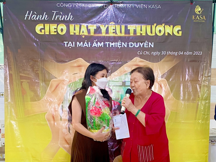 CEO Lệ Thuỷ và má Mười ở Mái ấm Thiện Duyên.