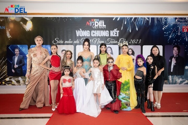 Hoa hậu Hoàng Thanh Loan chụp ảnh lưu niệm cùng các đơn vị đồng hành và các thí sinh trước thềm chung kết.