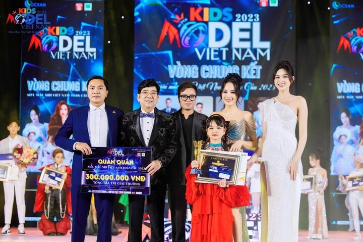 Hoa hậu Hoàng Thanh Loan xúc động khi trao giải cho quán quân "Siêu mẫu nhí Việt Nam toàn cầu" mùa đầu tiên Nguyễn Ngọc Tường Vy.