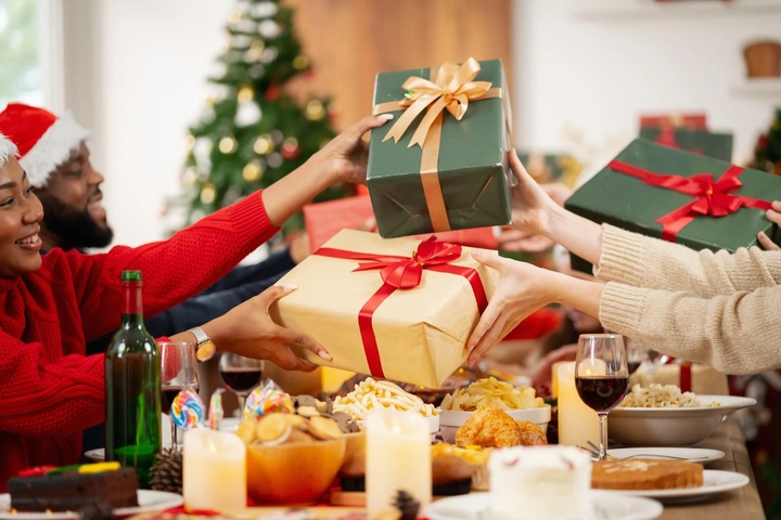 Noel nên tặng quà gì? (Ảnh: Istock)