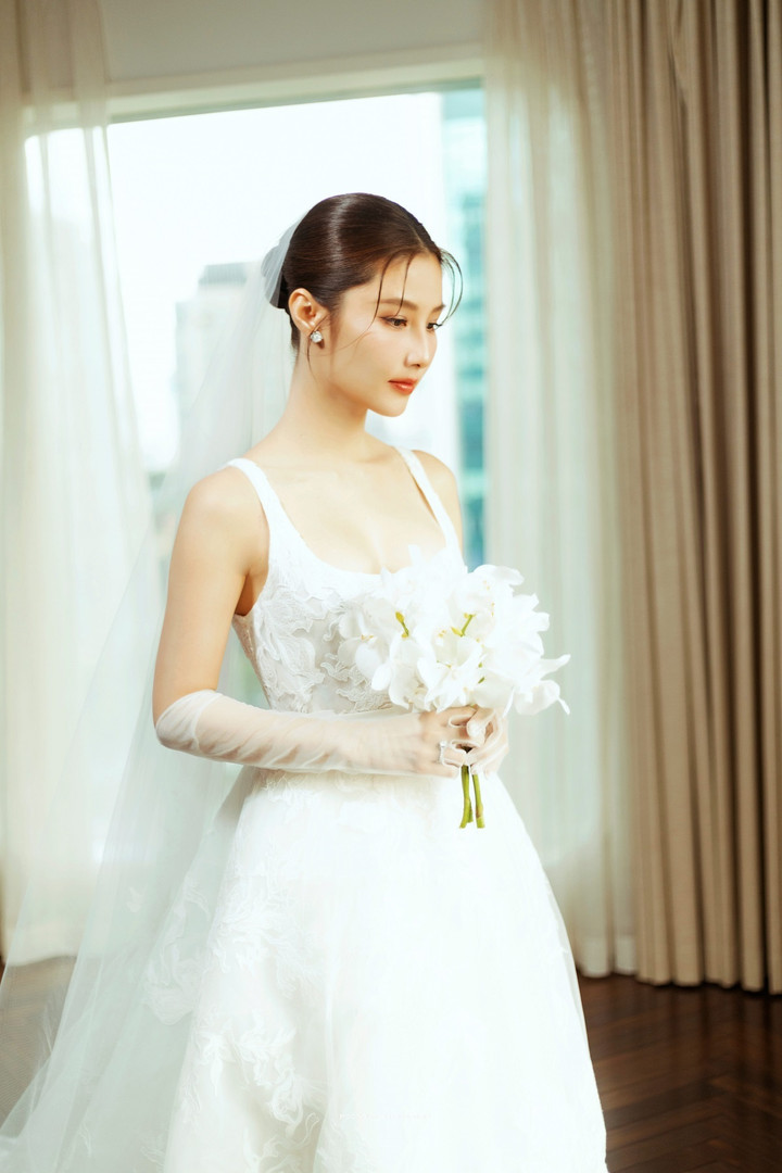 Vẻ đẹp rạng ngời của Diễm My 9X trước khi bước lên lễ đường khiến nhiều người hâm mộ xao xuyến.