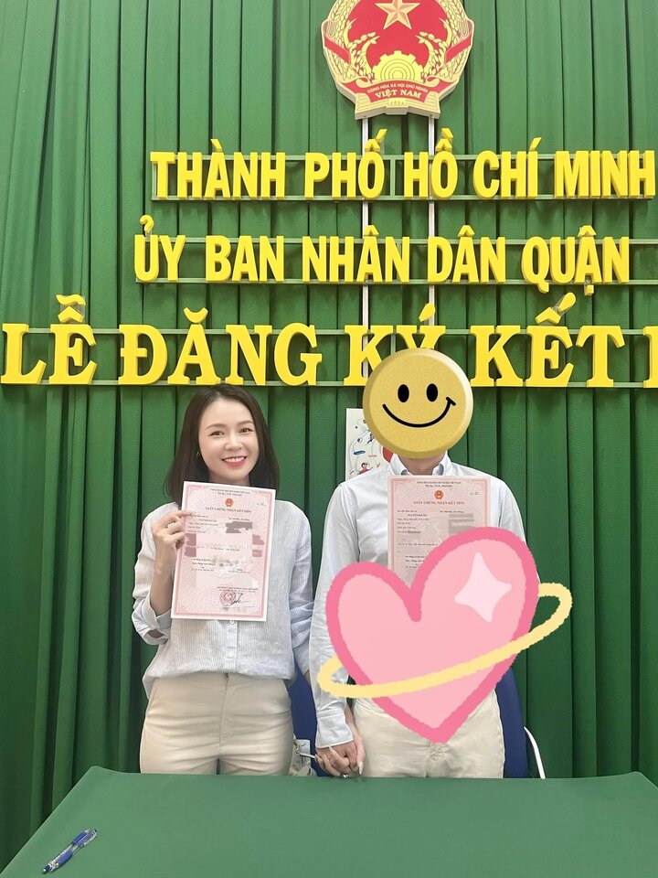 Sam giấu kín danh tính của chồng.