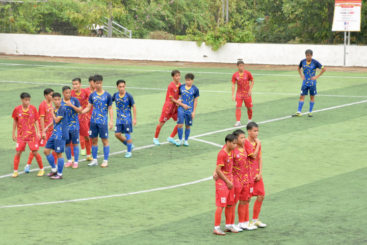 Đại học Nha Trang (áo xanh) trở thành khán giá bất đắc dĩ trên sân nhà. (Ảnh: BTC)