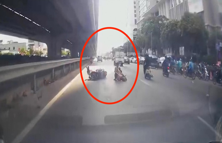 Xe tải cố tình chèn ngã xe máy rồi bỏ chạy. (Ảnh cắt từ clip)