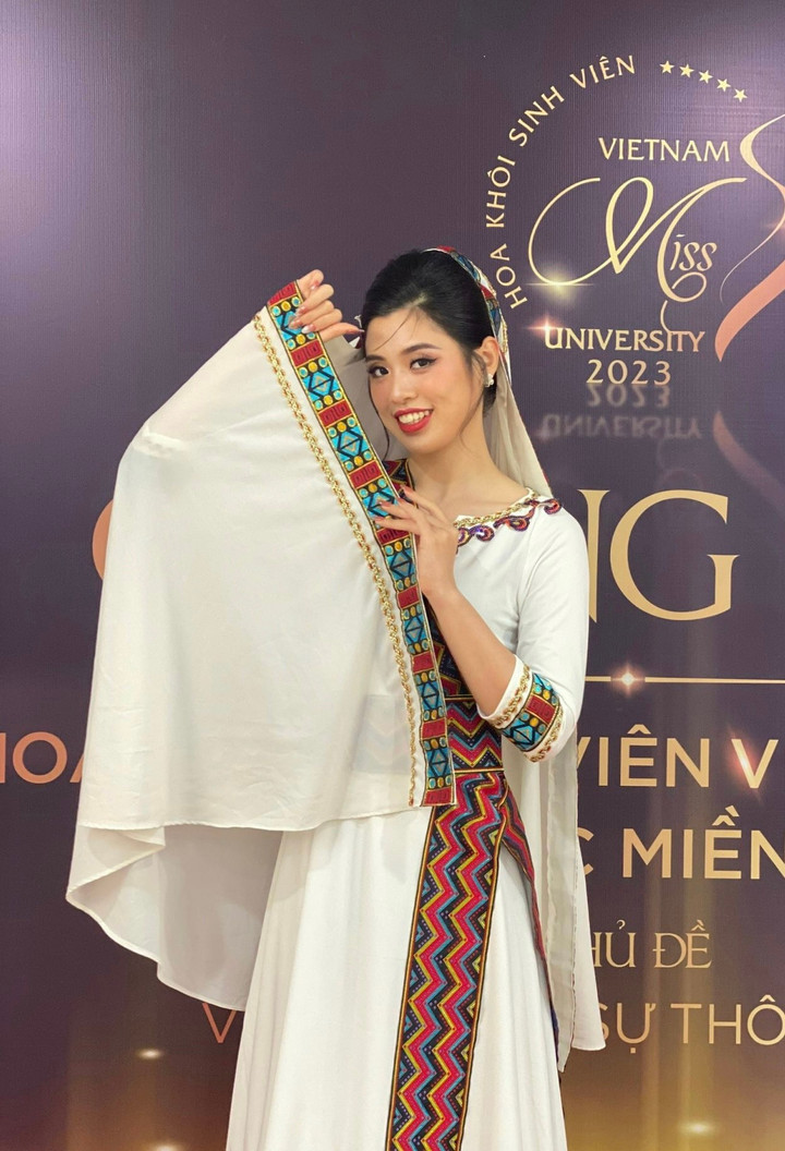 Chia sẻ về lý do lựa chọn ngành Ngôn ngữ Anh, nữ sinh cho biết: “Em đam mê ngoại ngữ từ bé, đặc biệt là tiếng Anh. Hằng ngày, em tự mày mò học trên Youtube, học từ vựng và phát âm qua lời bài hát, bộ phim Âu - Mỹ. May mắn, sở thích của em luôn được gia đình ủng hộ”.