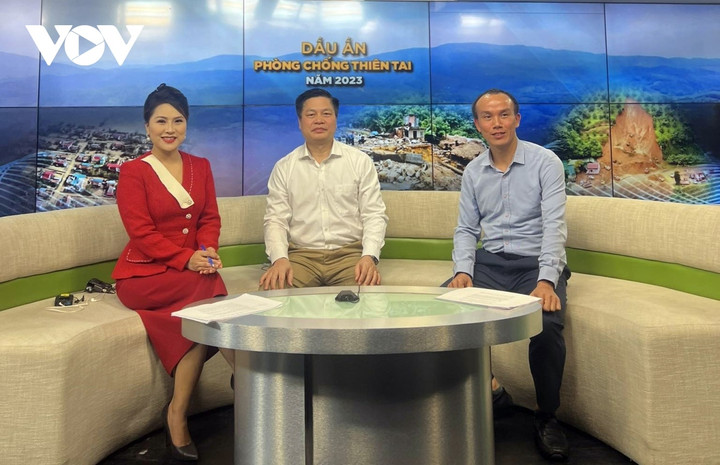 Ông Nguyễn Văn Hải (ngồi giữa), Trưởng phòng Ứng phó và Khắc phục hậu quả thiên tai (Cục Quản lý đê điều và Phòng chống thiên tai).