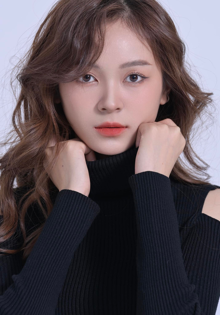 Hoàng Nguyệt luôn cố gắng rèn luyện bản thân trở thành phiên bản tốt nhất và tìm cho mình chỗ đứng vững chắc trong lĩnh vực nghệ thuật. “Bố em mất từ lúc em học cấp 1, mẹ một mình nuôi em lớn. Nên em phải cố gắng hoàn thiện bản thân, có một công việc ổn định để mẹ đỡ vất vả hơn”, nữ sinh chia sẻ.