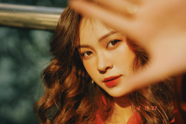 Đồng thời để làm mới bản thân, Hoàng Nguyệt nhận chụp nhiều concept khác nhau. Từ vai cô học sinh cấp 3 cho đến thiếu nữ tinh khôi trong bộ áo dài trắng hay cô nàng cá tính, có chút nổi loạn.