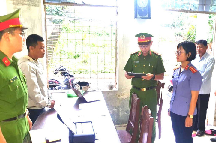 Cơ quan công an công bố lệnh bắt Nguyễn Hồng Đức.