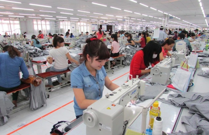 Người lao động làm việc trong doanh nghiệp dệt may ở Thừa Thiên - Huế.