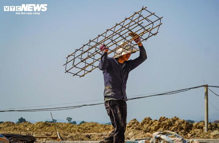 Thực tế có nhiều người lao động, đặc biệt là người làm nghề lao động tự do vẫn chưa được tham gia BHXH, BHYT. (Ảnh: Trọng Tùng)