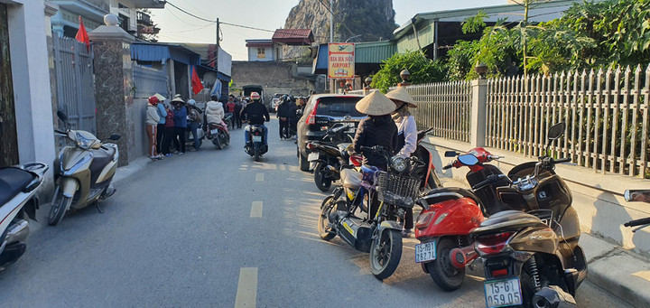 Người dân ở nơi lực lượng chức năng tổ chức thực nghiệm hiện trường. (Ảnh: Đại An)