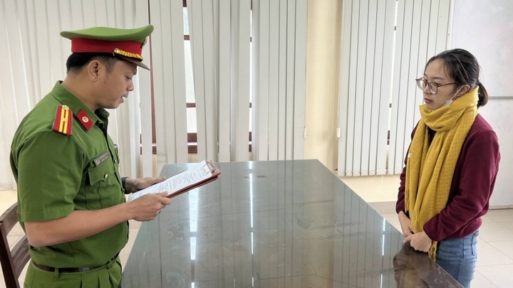 Cơ quan CSĐT Công an TP Đà Nẵng tống đạt quyết định đối với Nguyễn Thị Dung. (Ảnh: Công an cung cấp)