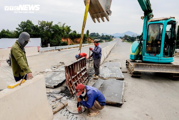 Công nhân lắp tấm giải phân cách tại cao tốc Tuyên Quang - Phú Thọ. (Ảnh: Trí Anh)