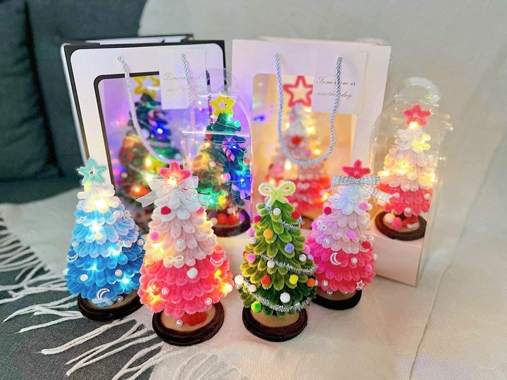 Noel nên tặng quà gì? Cây thông kẽm nhung gây sốt mùa Giáng sinh năm nay là một gợi ý. (Ảnh: Triệu Vy)