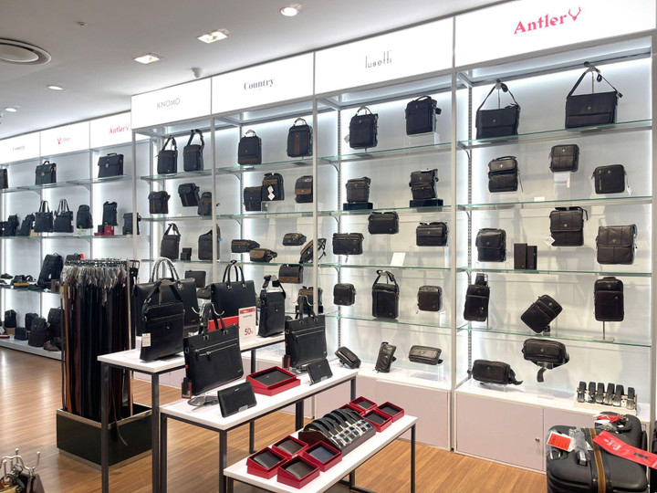 Một góc trưng bày các phụ kiện đồ da tại Glea.