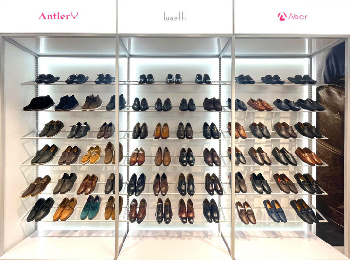 Gian trưng bày sản phẩm giày da tại Glea.