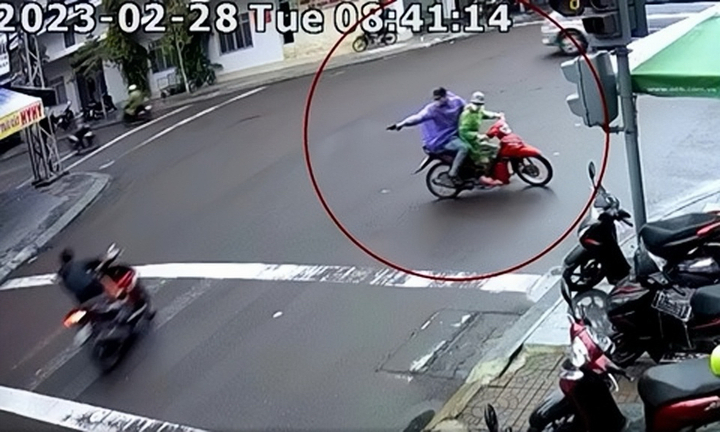 Khương dùng súng bắn đạn bi bắn Sĩ đang chạy xe phía sau - Ảnh cắt từ clip