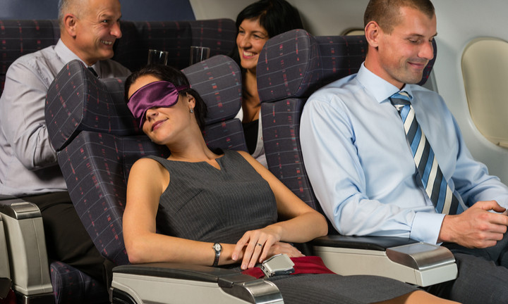 Việc ngả ghế ra sau có thể cản trở người ngồi ghế sau khi họ cố gắng thoát ra ngoài trong trường hợp khẩn cấp. (Ảnh: OneTravel)