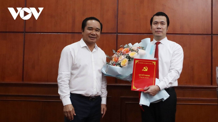 Bí thư Tỉnh ủy, Chủ tịch HĐND tỉnh Long An Nguyễn Văn Được trao quyết định cho ông Trương Tấn Sơn. (Ảnh: NQ)