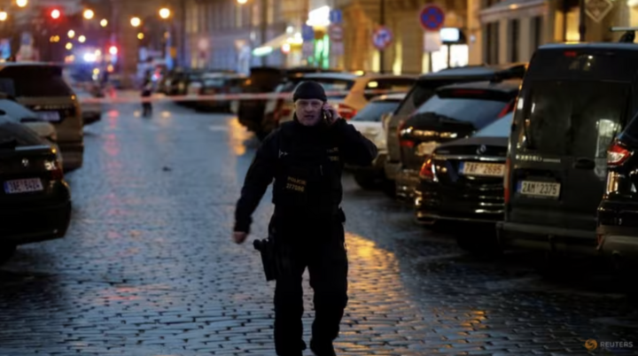 Một sĩ quan cảnh sát bảo vệ khu vực sau vụ xả súng tòa nhà của Đại học Charles ở Praha. (Ảnh: Reuters)