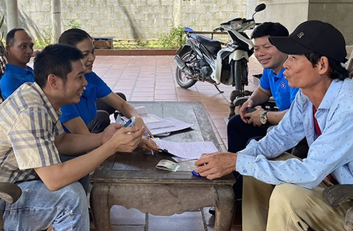 Truyền thông theo nhóm nhỏ để vận động người dân tham gia BHXH tự nguyện ở Vĩnh Linh. (Ảnh: Đào Công Tuấn)