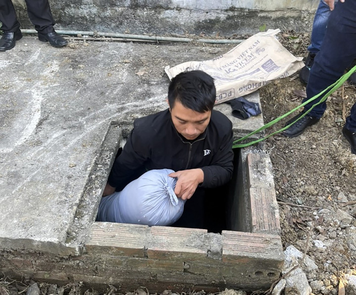 Hung thủ thực nghiệm lại hành vi giấu xác nạn nhân trong bể nước.