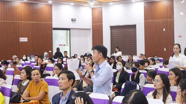 Đại diện Công ty CP VLXD Miền Trung trao đổi, thảo luận tại hội nghị