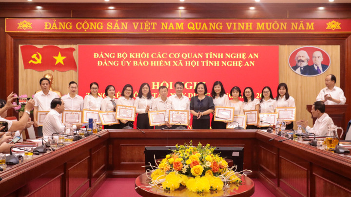 Đồng chí Lê Thị Hồng Khanh - Ủy viên BTV, Chủ nhiệm UBKT Đảng ủy Khối các cơ quan tỉnh và đồng chí Lê Thị Dung - Phó Bí thư Đảng ủy BHXH tỉnh tặng Giấy khen các đảng viên đạt danh hiệu Đảng viên hoàn thành xuất sắc nhiệm vụ tiêu biểu năm 2023